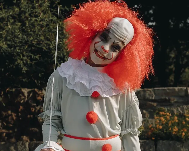 Niño con disfraz de payaso terrorífico y globo, de Don Disfraz