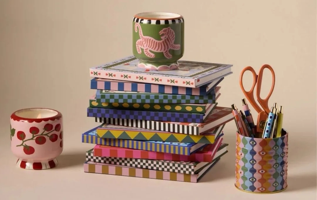 Libretas, velas y portalápices de papelería con estampados de colores, de Oh! Naif