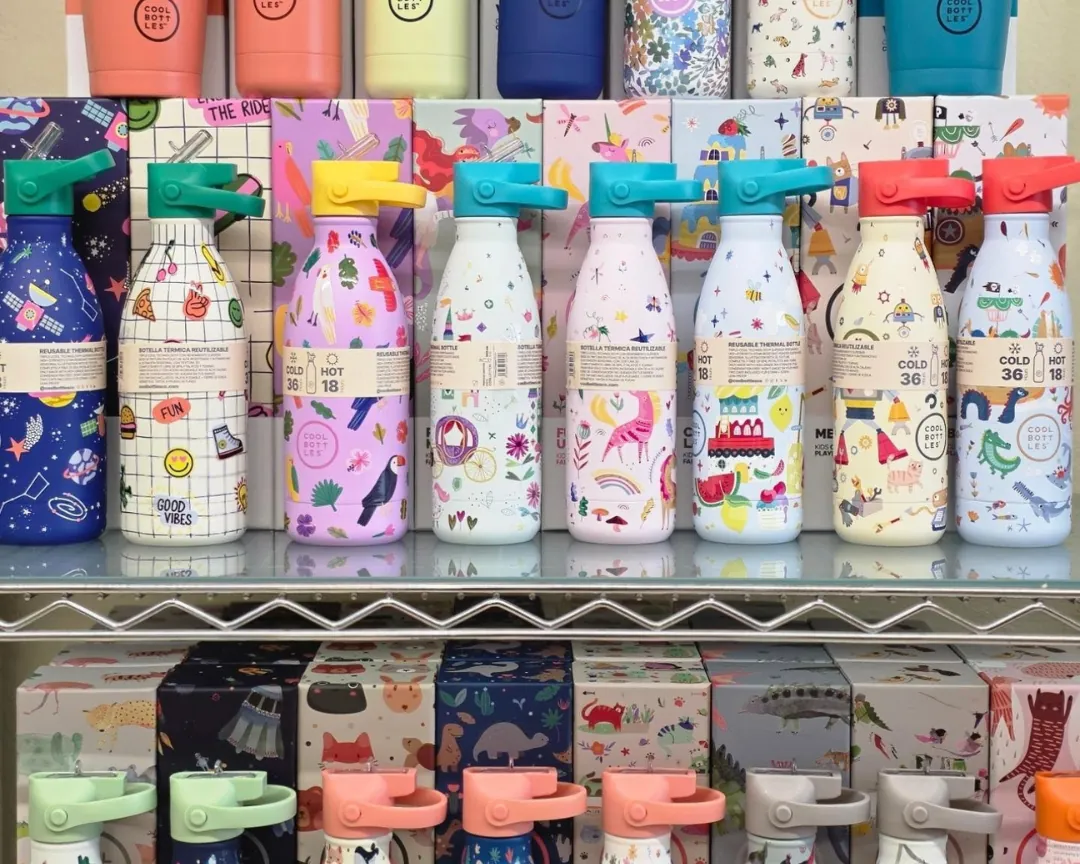 Botellas térmicas infantiles expuestas en la tienda de Pipa y Mima en Vigo