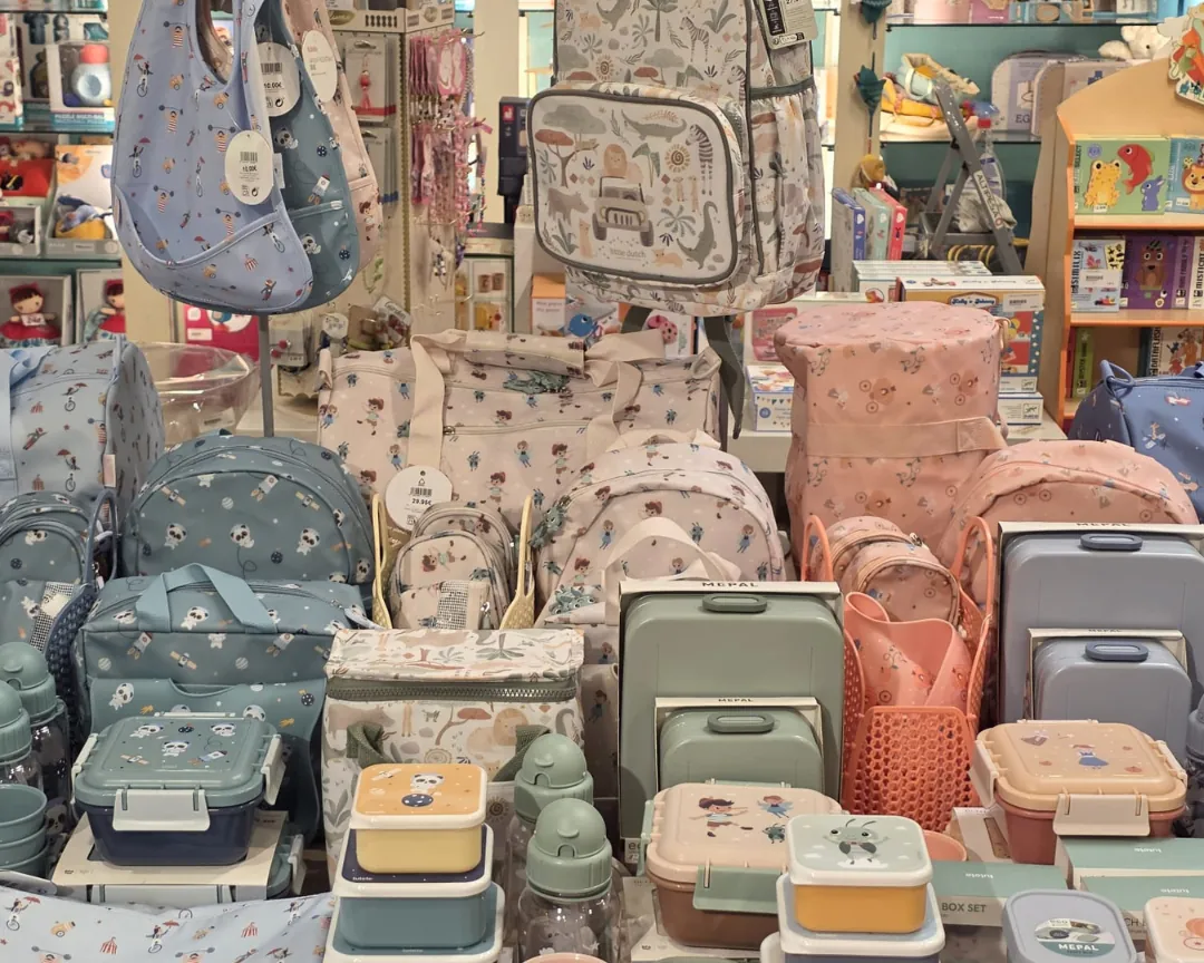 Mochilas, fiambreras y bolsas infantiles en la tienda de Pipa y Mima