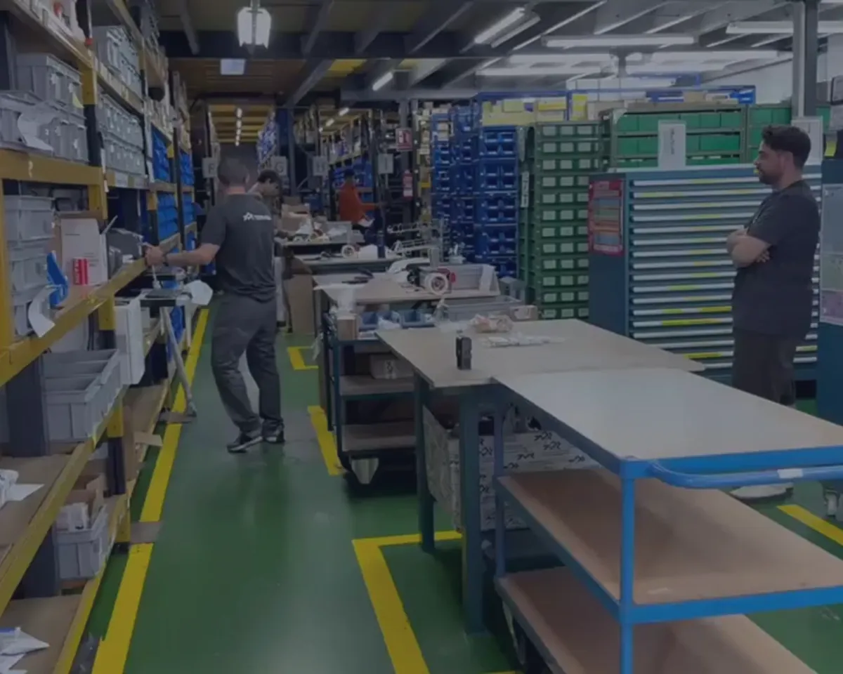 Almacén de Torvigo con el equipo preparando pedidos