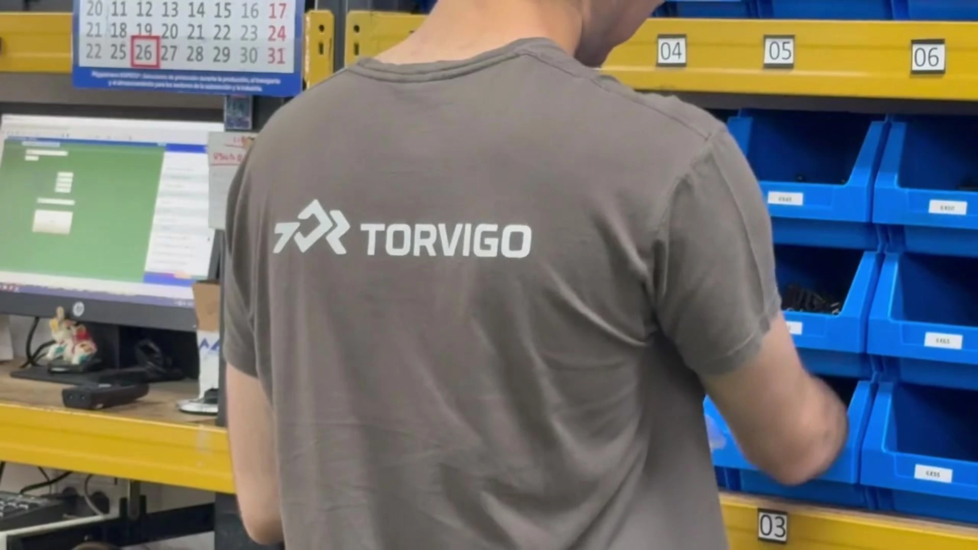 Operario de Torvigo con la camiseta de la marca preparando un pedido en el almacén